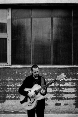 Musikerportraits in Schwarz Weiß und analog fotografiert. Musiker mit Gitarre. Patrick Saringer