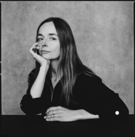Bettina von Zwehl ist Fotokünstlerin in London. Künstlerportrait fotografiert mit einer Hasselblad 500cm und Kodak TriX Film. Patrick Saringer