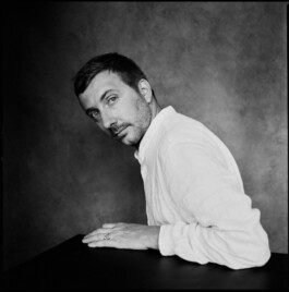 Piere Esparre, Künstler aus Paris. Analoges Künstlerportrait fotografiert von Patrick Saringer. Patrick Saringer