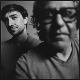 Portrait schwarzweiss von Farook and Scott. Leica Society Members. Im Stil von Fotograf Patrick Saringer aus Innsbruck, Österreich. Patrick Saringer